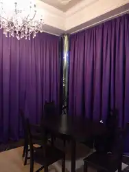 Oshxonaning ichki qismidagi binafsha pardalar
