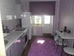 Фиолетовые шторы в интерьере кухни