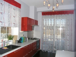 Daxili kiçik bir mətbəxdə tül