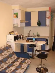 Kiçik bir ailə fotoşəkilində mətbəx daxili