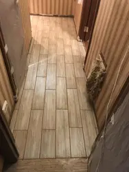 Дәліздегі ағаштан жасалған еден фотосы