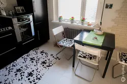 Oshxonaning ichki qismidagi qora batareyalar