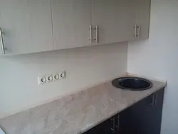 Oshxona ichki qismidagi Malaga stol usti
