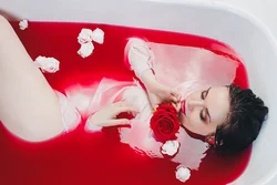 Photo in a milk bath with flowers