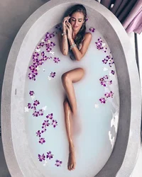 Гүлдермен Сүт Ваннасындағы Фотосурет
