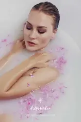 Photo in a milk bath with flowers