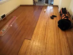 Mətbəx fotoşəkilində laminat döşəmə quraşdırın