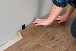 Mətbəx Fotoşəkilində Laminat Döşəmə Quraşdırın