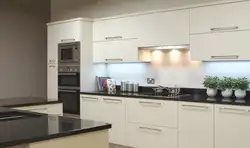 Бежевая кухня с серой столешницей в интерьере