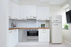 Ақ тоңазытқышы бар ас үйдің суреті