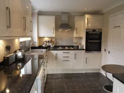 Тарҳи ошхона сафед бо countertops қаҳваранг