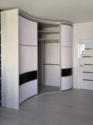 Koridor ichidagi burchakli shkaflarning fotosurati