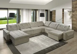 Yashash xonasining ichki qismidagi modulli divan