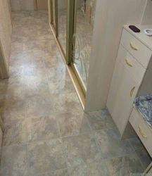 Photo of floors in the hallway and kitchen made of porcelain stoneware