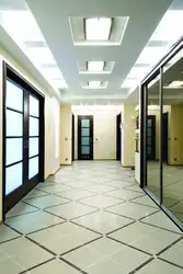 Photo of floors in the hallway and kitchen made of porcelain stoneware