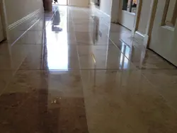 Photo of floors in the hallway and kitchen made of porcelain stoneware