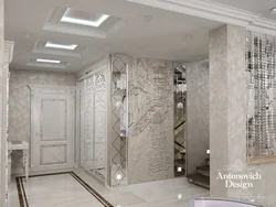 Мрамор тұсқағаздары бар дәліздің интерьері