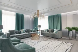 Firuzəyi pərdələr oturma otağının içərisində boz divan