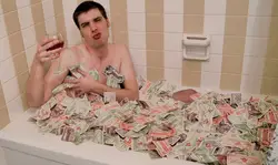 В ванной с деньгами фото