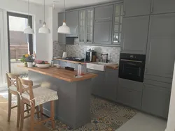 Kulrang interyerda IKEA oshxonasi