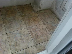 Loggia döşəmə plitələrinin fotoşəkili