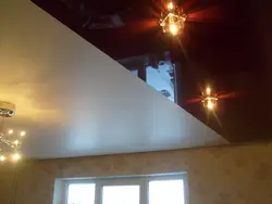 Qonaq otağı fotoşəkilində birləşdirilmiş asma tavanlar