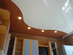 Qonaq otağı fotoşəkilində birləşdirilmiş asma tavanlar