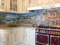 Кухня с фреской и фартуком из стекла фото