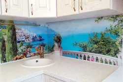 Ошхона бо fresco ва шиша splashback акс