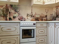 Freska və şüşə sıçrayan fotoşəkil ilə mətbəx