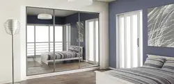 Жатын бөлмесінің фотосуретіндегі кереуетке қарама-қарсы айналар