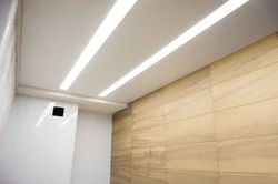 Ваннадағы аспалы төбенің фотосуретіндегі жеңіл сызықтар