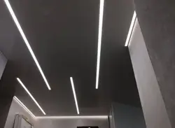 Hamamda asma tavan fotoşəkilində işıq xətləri