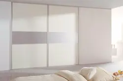 Yataq otağı fotoşəkili üçün tutqun qarderoblar