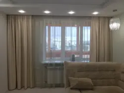 Yashash xonasidagi ship kornişining fotosurati