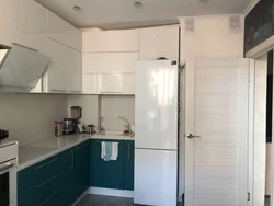Soyuducunun yanında lavabo ilə mətbəx dizaynı