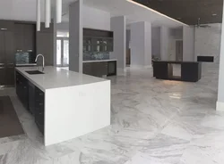 Интерьердегі ас үйдің еденіндегі мәрмәр плиткалар