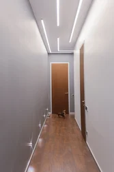 Mənzilin uzun dəhlizində asma tavanlar fotoşəkil