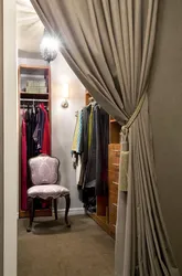 Вместо двери в гардеробную штора фото интерьера