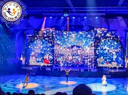 Mehmon hovlisidagi Rojdestvo daraxti fotosurati