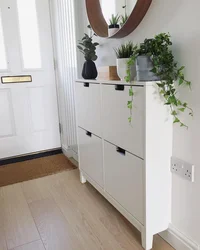 Koridorun daxili hissəsindəki yataq masası