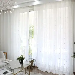Ağ qonaq otağı fotoşəkili üçün pərdələr