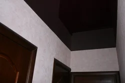 Дәліздегі қара төбенің фотосы
