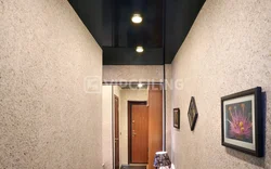 Дәліздегі қара төбенің фотосы