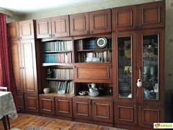 Қонақ бөлмесіндегі ескі қабырғалардың фотосы