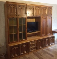 Қонақ бөлмесіндегі ескі қабырғалардың фотосы