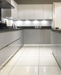 Ağ parlaq fotoşəkil ilə mətbəx boz