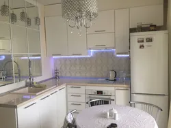Кветкі на кухні ў хрушчоўцы.
