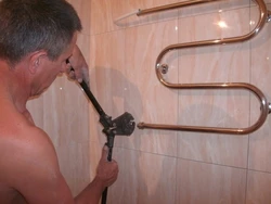 Як павесіць полотенцесушитель у ваннай фота