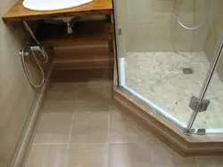 Pallets in the bathroom instead of shower cabins photo